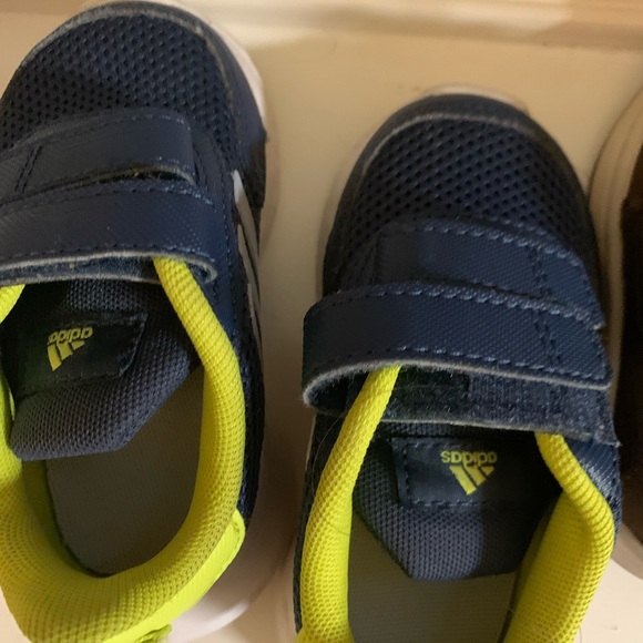 4 pair of toddler shoes size 5 - Picture 3 of 5